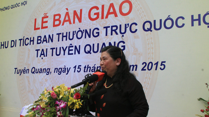 Phó Chủ tịch Quốc hội Tòng Thị Phóng phát biểu tại lễ bàn giao Nhà lưu niệm. Ảnh: DN.