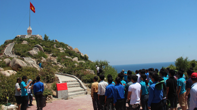 Xúc động Lễ chào cờ trên đảo Thanh niên