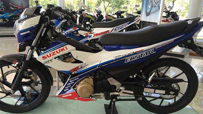 So với những bản bình thường, chiếc Suzuki Raider “phiên bản GP” mới nổi bật hơn với màu sơn trắng và dàn tem theo phong cách đội đua Suzuki Ecstar.