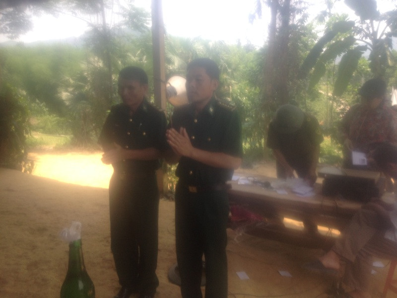 Cán bộ, chiến sỹ Đồn biên phòng 575 giúp gia đình nạn nhân làm thủ tục mai táng theo phong tục địa phương. 