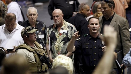 Cảnh sát phong tỏa và canh gác xung quanh hiện trường vụ tấn công tại Texas. Ảnh: AP