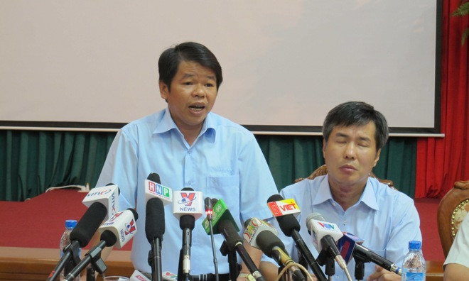 Tổng Giám đốc Công ty cổ phần nước sạch Vinaconex Nguyễn Văn Tốn trao đổi với PV chiều 5/5. Ảnh Dũng Nguyễn