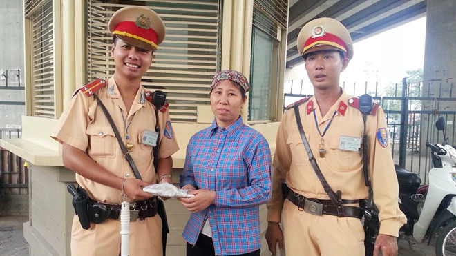 Bà Chín nhận lại tiền từ các chiến sỹ CSGT số 14, Công an Hà Nội.