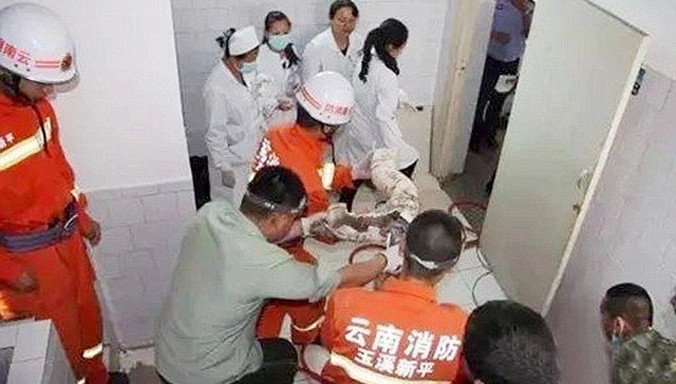 Bé gái được cứu sống thần kỳ sau 3 giờ kẹt dưới đường ống cống.