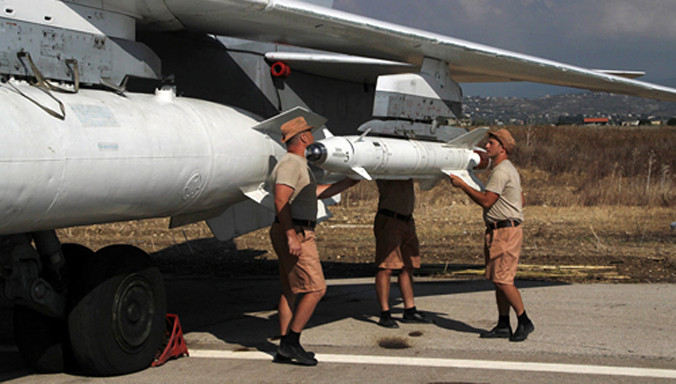 Lính Nga chuẩn bị tên lửa cho máy bay trước khi xuất kích tại căn cứ quân sự Hmeimim ở Syria.