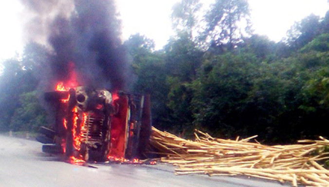 Chiếc xe bốc cháy dữ dội.