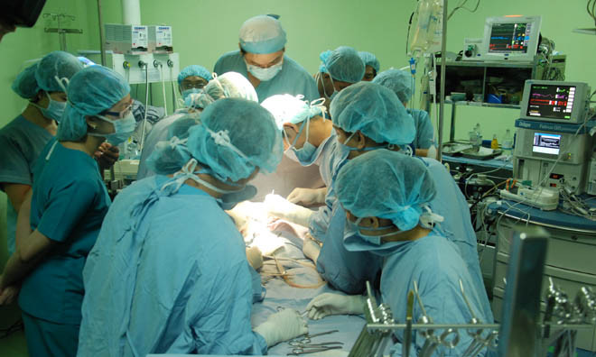 Tách cặp song sinh dính liền 5 ngày tuổi