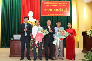Thường trực HĐND tỉnh Kon Tum tặng hoa chúc mừng tân Phó Chủ tịch UBND tỉnh Nguyễn Ngọc Sâm  (thứ 2 từ phải qua) và ông Nguyễn Văn Điệu.