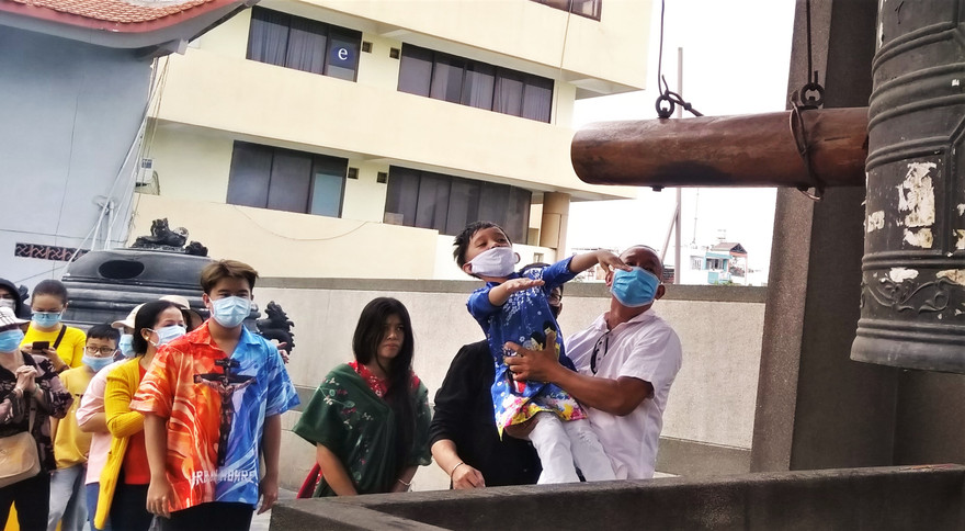 Người Sài Gòn xếp hàng dài đánh chuông ngày đầu năm mới 