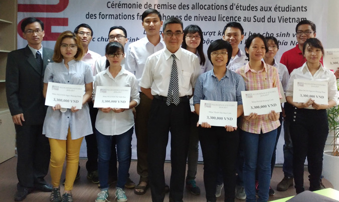 Sinh viên nhận học bổng Pháp ngữ.