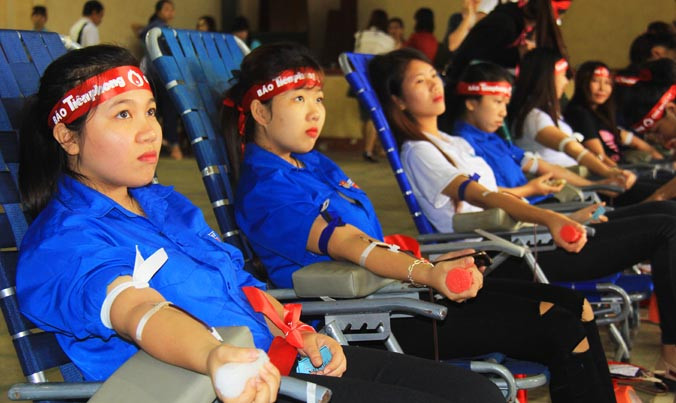 Nữ sinh Cao đẳng Sư phạm hiến máu.