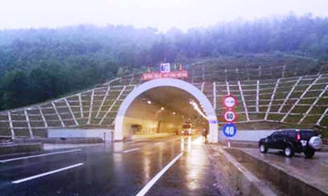 Hầm Phước Tượng (tỉnh TT-Huế), nơi vừa xảy ra vụ tai nạn giao thông nghiêm trọng làm hai người thương vong.