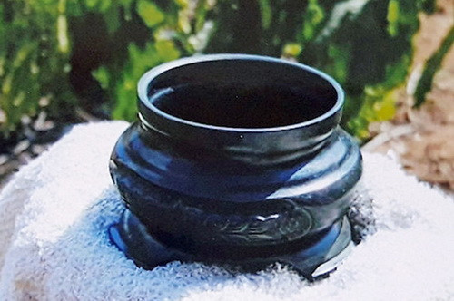 Bát nhang hương được nhóm người cho rằng là đồng đen để lừa đảo. Ảnh: Khánh Hương.