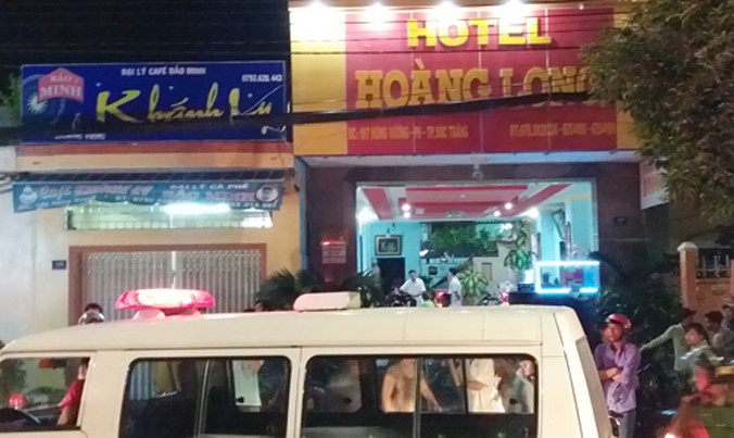 Hiện trường nơi thanh niên nghi ngáo đá rơi từ tầng 5 xuống mái tôn tử vong. Ảnh: Phúc Hưng.