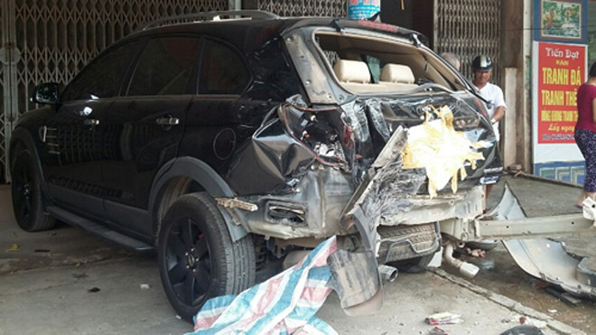 Ôtô 7 chỗ bị đâm hư hỏng nặng phần đuôi. Ảnh: Sơn Dương.