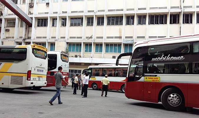 Xe Thành Bưởi “vô tư” rước khách tại “bến cóc” trong nội thành. Nguồn: Zing.vn.