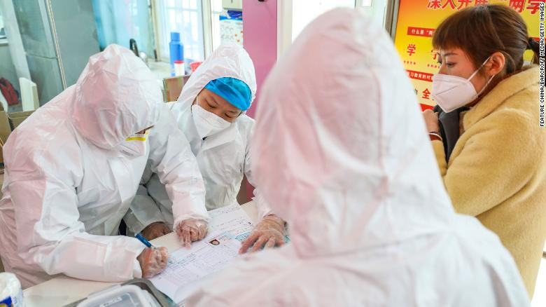 Cảnh xét nghiệm tại một bệnh viện ở Vũ Hán. (Ảnh: CNN)