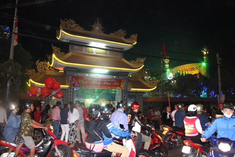 Lúc 0h20 đêm giao thừa (30 Tết), nhiều ngôi chùa ở TP HCM đông nghẹt người đến lễ chùa đầu năm. Trong ảnh là Tu viện Quảng Đức. 