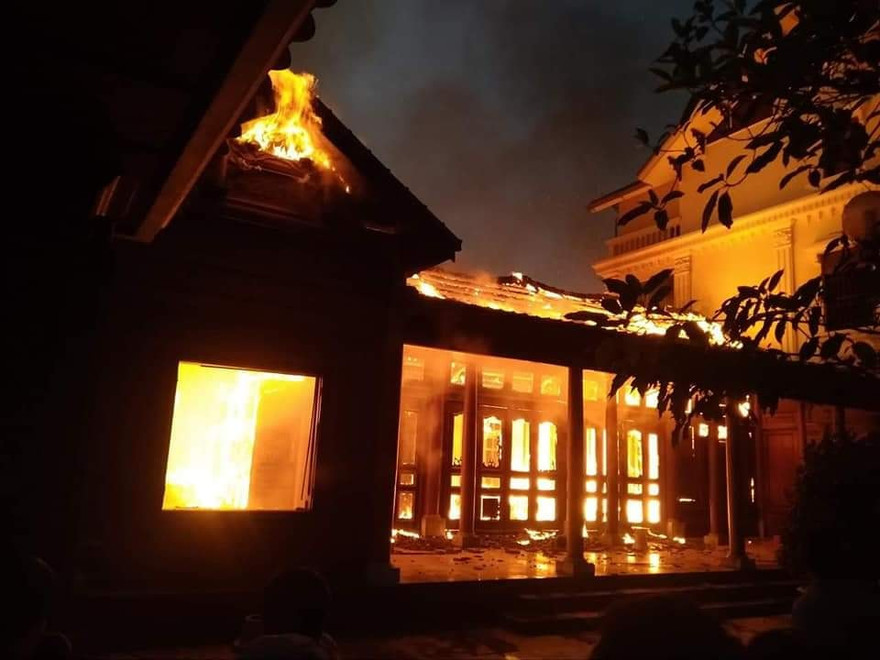 Ngôi nhà gỗ bị cháy trơ khung.