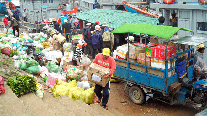 Hàng Tết được chuyển ra đảo Lý Sơn phục vụ mua sắm của người dân