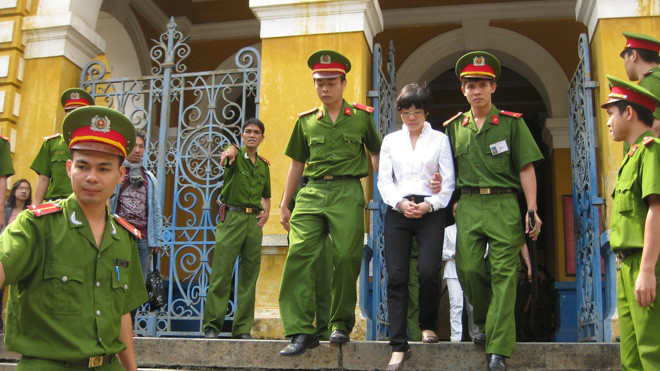 Dẫn giải bị cáo Huyền Như rời tòa chiều 14/1