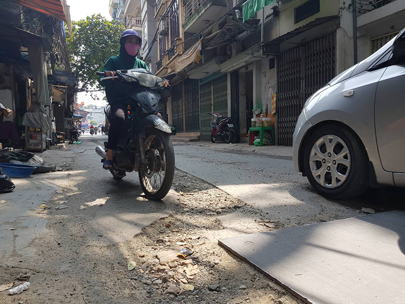 Hà Nội: Sau vỉa hè, lại khốn khổ vì đường bị đào xới khắp nơi