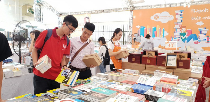 Độc giả hào hứng tham gia Hội sách Hà Nội 2018. Ảnh: Tình Lê