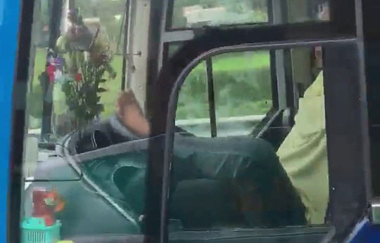 Tài xế Nguyễn Duy Hiếu dùng chân lái xe khách trên tuyến cao tốc Trung Lương - TP HCM.