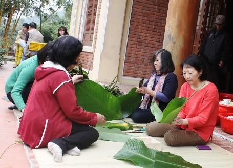 Đây là năm thứ hai gia đình Đại tướng Võ Nguyên Giáp về Vũng Chùa - Đảo Yến gói bánh chưng dâng cúng Người trong dịp Tết Nguyên đán.