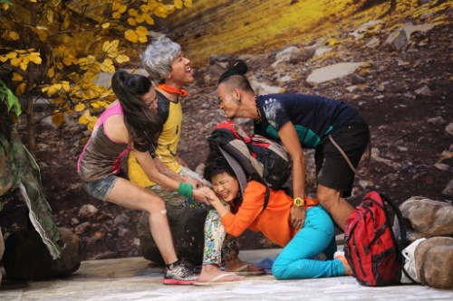 Hai cặp đôi đụng độ nhau với những tình huống dở khóc dở cười.