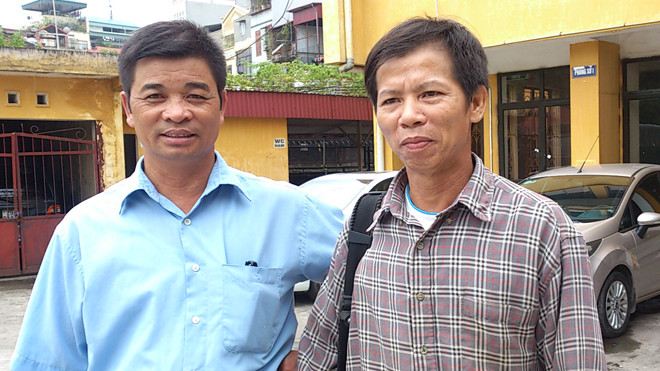 Ông Chấn (bìa phải) và ông Thân Ngọc Hoạt. Ảnh: Tuấn Nguyễn