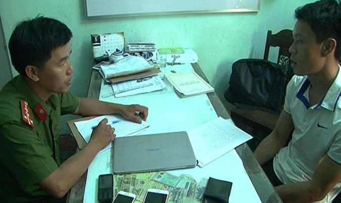 Đối tượng cầm đầu đường dây cá độ Dương Ngọc Long tại cơ quan công an.