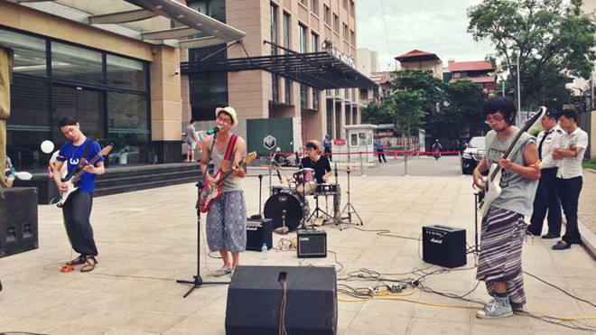 Ngọt biểu diễn trước công chúng