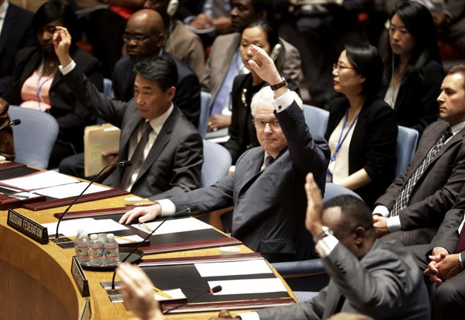 Đại sứ Nga tại Liên hợp quốc Vitaly Churkin tham gia biểu quyết một nghị quyết của Hội đồng Bảo an về vụ rơi máy bay MH17 của Malaysia ở Đông Ukraine (Nguồn: AP)