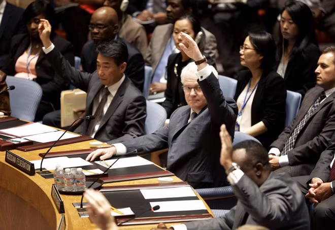 Đại sứ Nga tại Liên hợp quốc Vitaly Churkin tham gia biểu quyết một nghị quyết của Hội đồng Bảo an về vụ rơi máy bay MH17 của Malaysia ở Đông Ukraine (Nguồn: AP)
