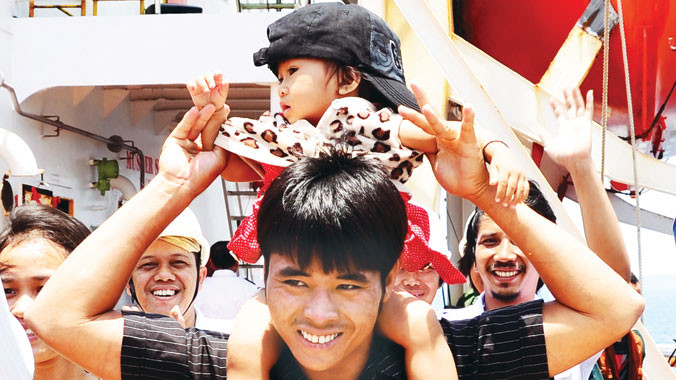  Anh Trần Minh Sang và con gái 15 tháng tuổi - động lực giúp anh sống sót giữa biển đêm. Ảnh: văn chương