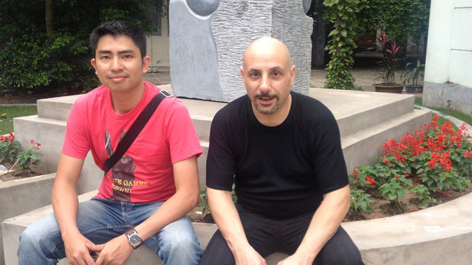 Nghệ sỹ Giuseppe Strano Spitu và họa sỹ Vũ Phạm Trường Minh bên tác phẩm “Thiên nhiên” đặt tại trường Đại học Văn hóa.