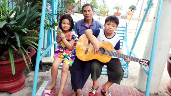  Ông Tư Hòa cùng hai cháu ngoại