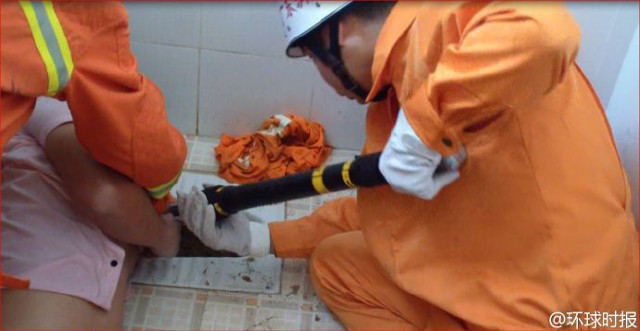 Lính cứu hỏa phá bồn cầu cứu nạn nhân bị mắc kẹt trong nhà vệ sinh.