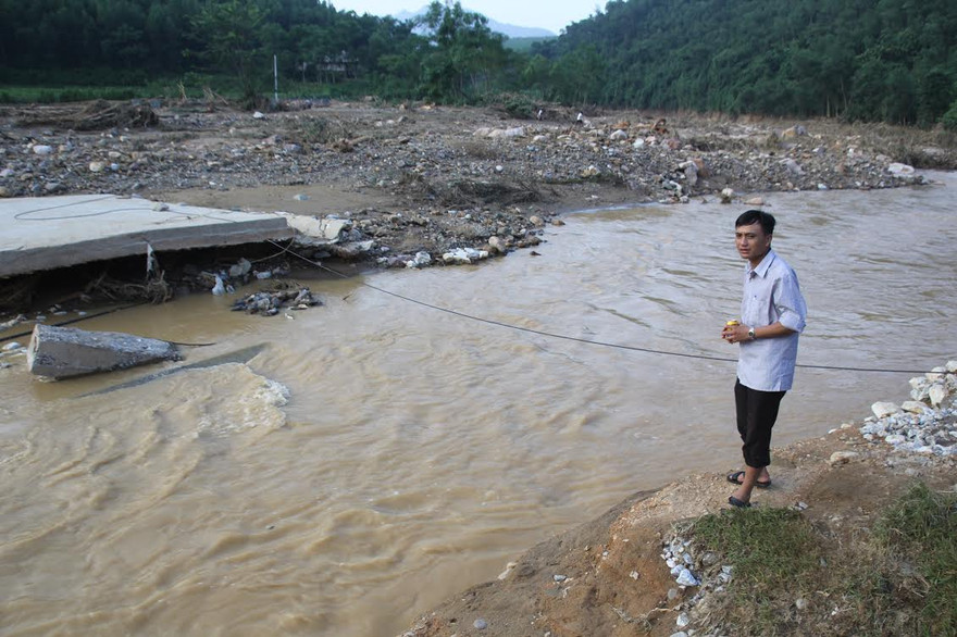 Cây cầu huyết mạch của xã Châu Hội bị cuốn trôi, nhiều bản làng bị cô lập.