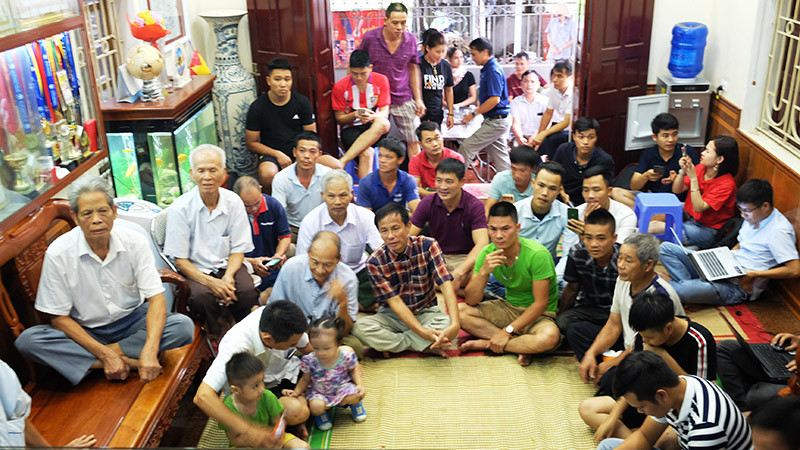 Cổ động viên đội mưa đến nhà Quang Hải 'tiếp lửa' Olympic Việt Nam