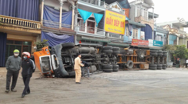 Chiếc xe siêu trường chắn kín cửa 4 nhà dân, rất may chưa lao vào nhà.