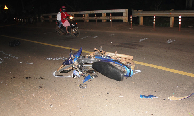 Chiếc xe máy hư hỏng nặng.