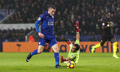 Vardy góp ba bàn vào cơ mưa bàn thắng tại sân King Power. Ảnh: Reuters.