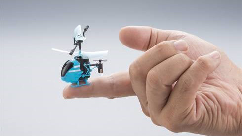 Pico-Falcon chỉ bé bằng đầu ngón tay (Nguồn: Japan Today) 