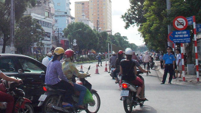 CSGT đề nghị bỏ biển cấm ô tô để tránh ùn tắc trên đường Cầu Giấy. Ảnh: T.Đảng 