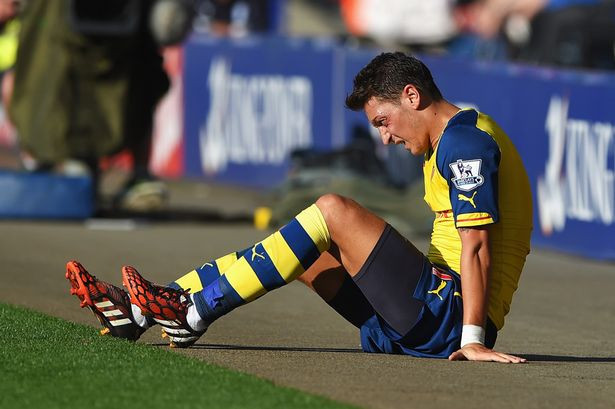 Ozil lại dính chấn thương