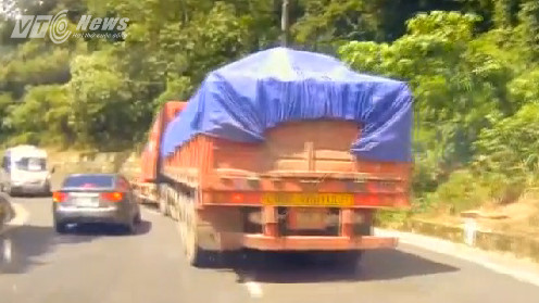 Ô tô Kia vượt ẩu, suýt bị xe tải kẹp nát trên đèo