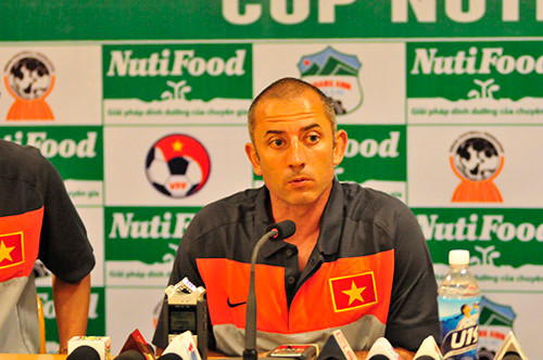 HLV Guillaume Graechen nức nở khen Công Phượng