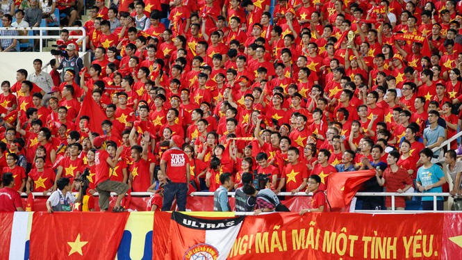 Một màu đỏ rực trên khán đài sân vận động quốc gia Mỹ Đình trong trận đấu giữa U19 Việt Nam và U19 Úc. Ảnh: Bạch Dương